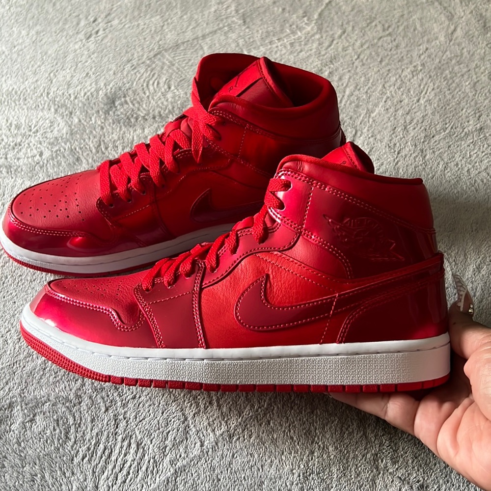Woman’s Mid Jordan 1